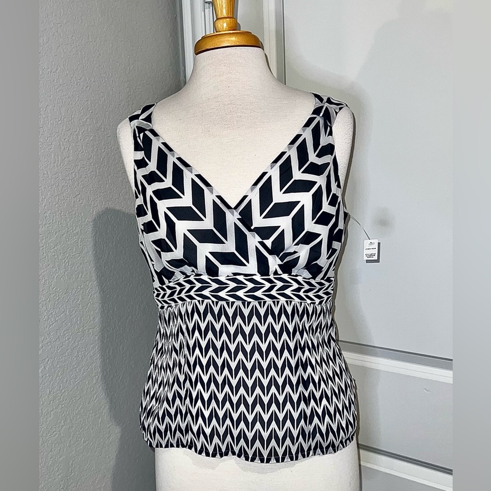 Jones Wear Size 10 Women’s
Black & White Sleeveless Wide
Strap blouse.